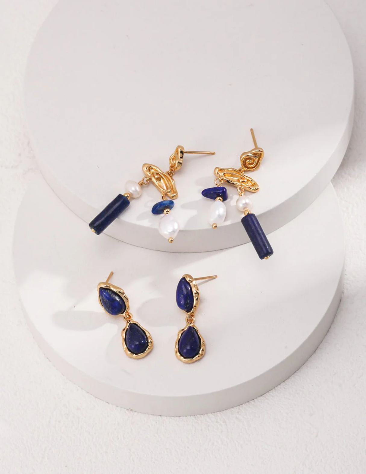Blauer Lapislazuli-Edelstein mit Perlenohrringen