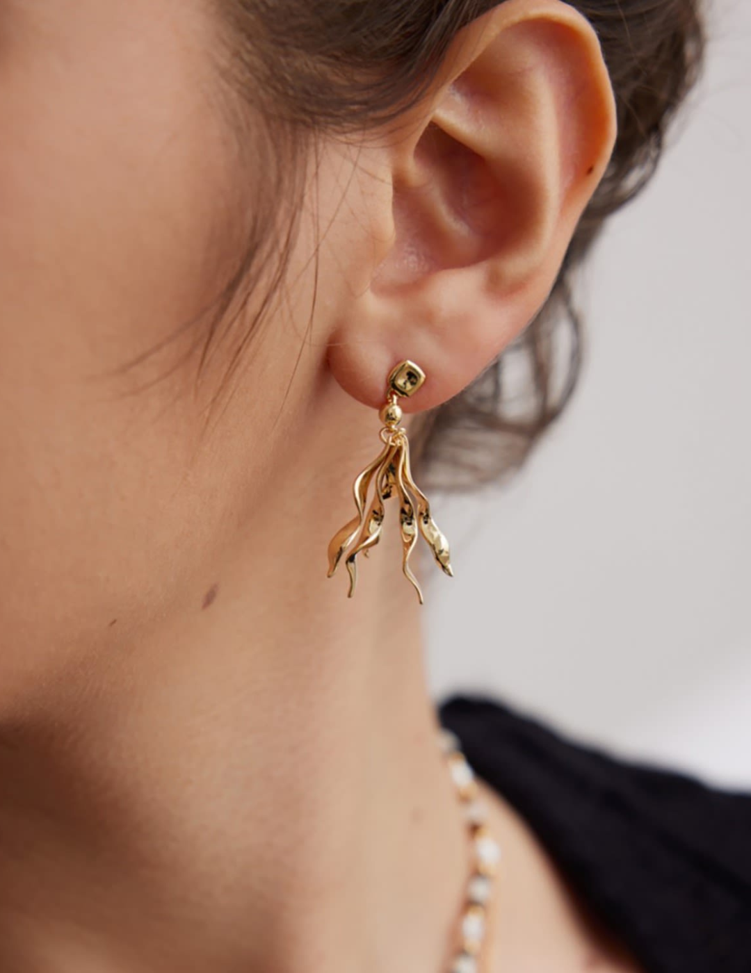 Statement-Ohrringe mit goldenen Quasten
