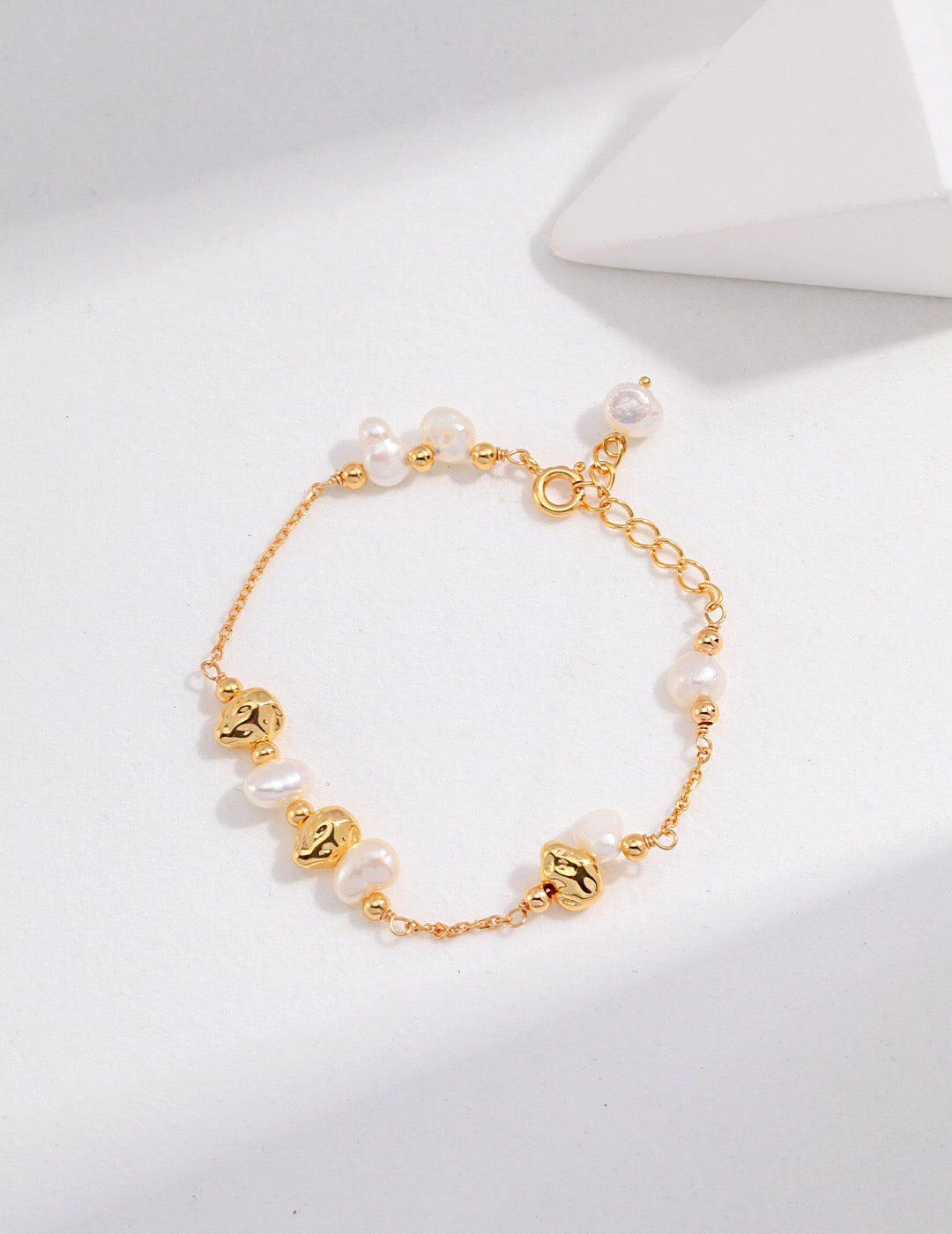 Armband mit Barockperlen und unregelmäßigen goldenen Kugeln