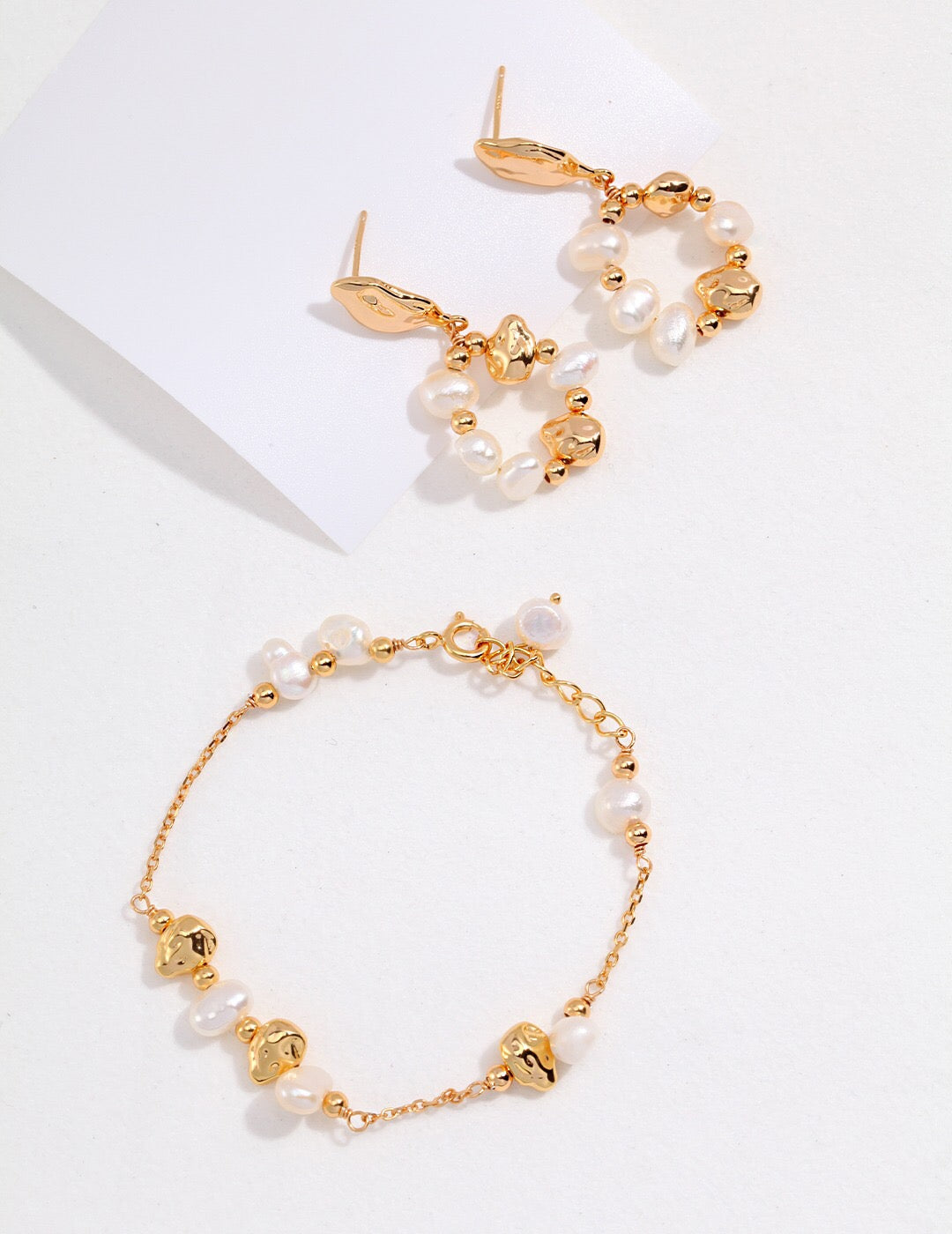 Armband mit Barockperlen und unregelmäßigen goldenen Kugeln