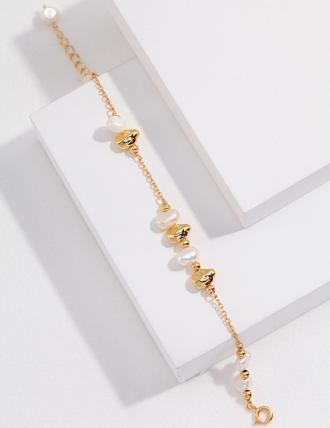 Armband mit Barockperlen und unregelmäßigen goldenen Kugeln