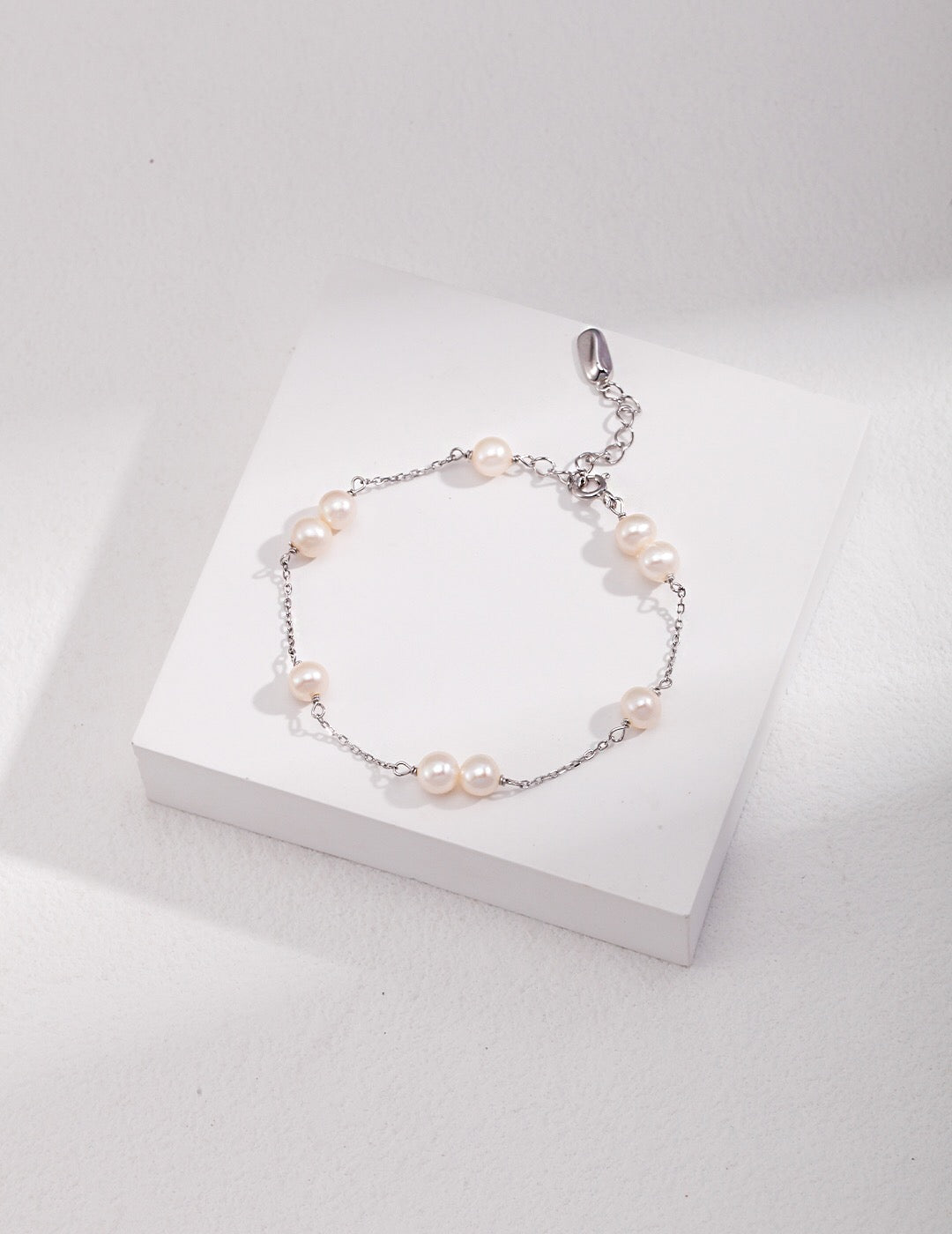 Zierliches Perlenarmband