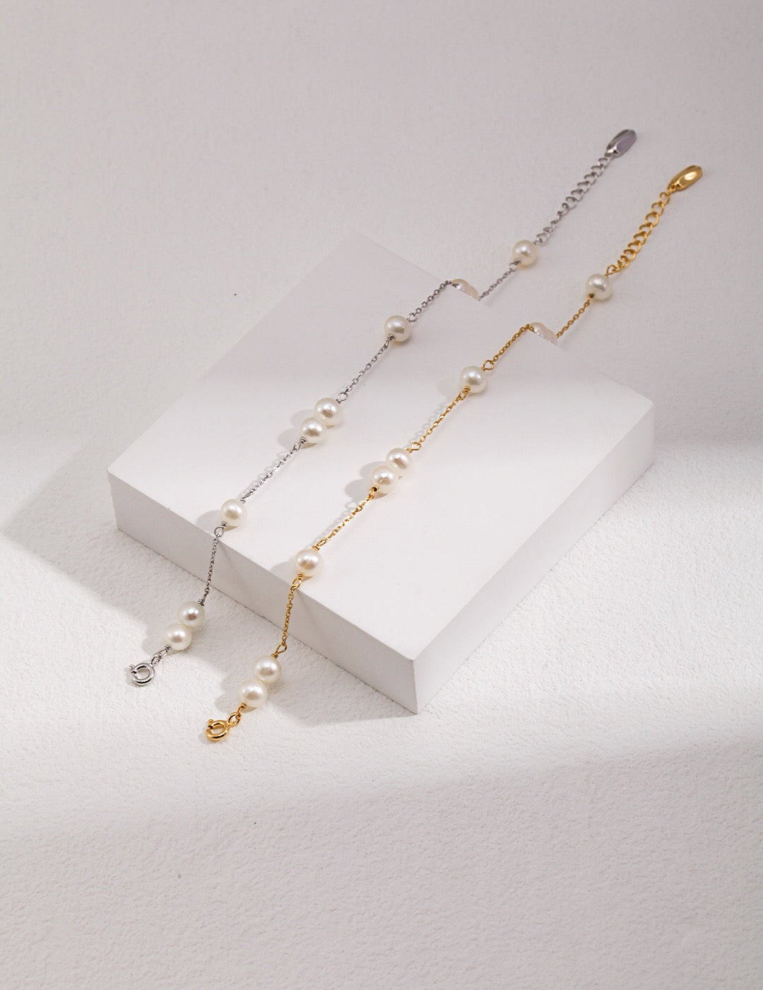 Zierliches Perlenarmband
