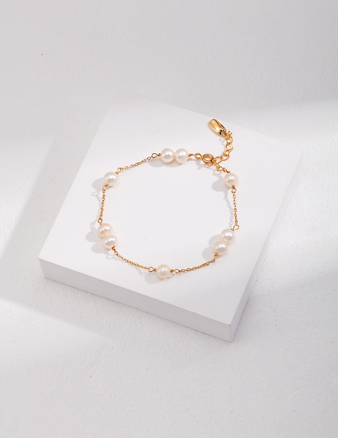 Zierliches Perlenarmband