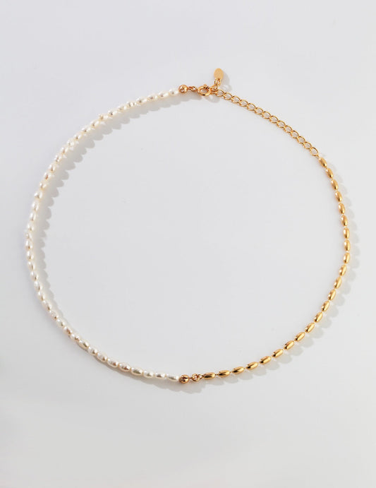 Minimalistische asymmetrische Stapelkette mit Reisperlen
