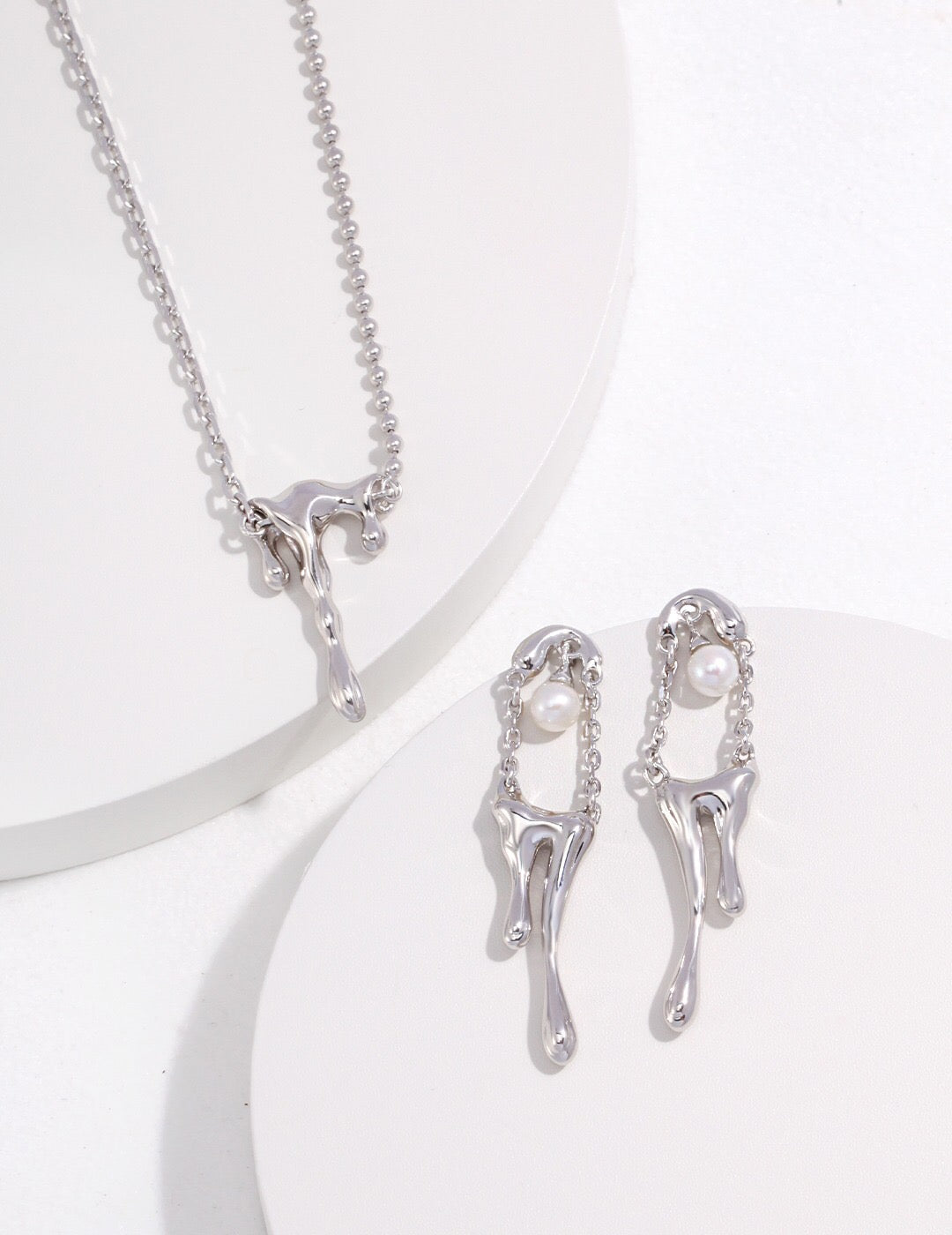 Boucles d'oreilles en perles dégoulinantes de forme organique fluide