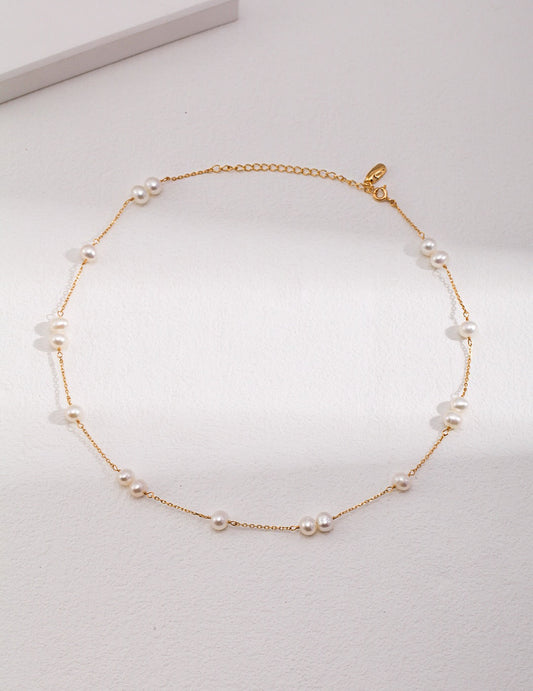 Collier ras du cou délicat en perles d'eau douce