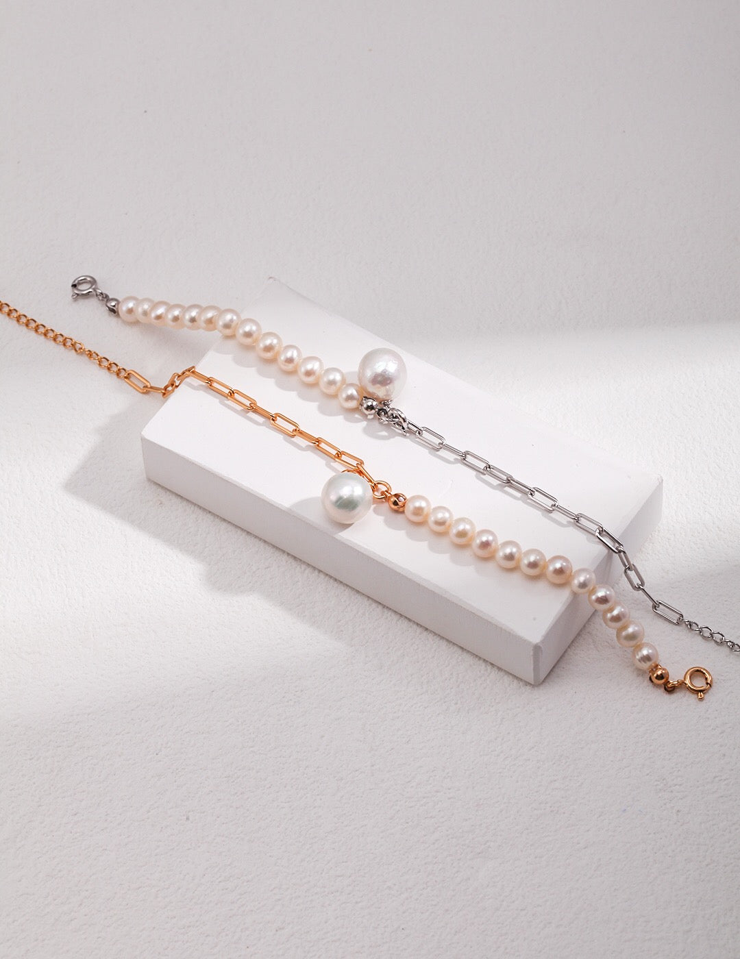 Armband mit Halbketten- und Halbperlenanhänger