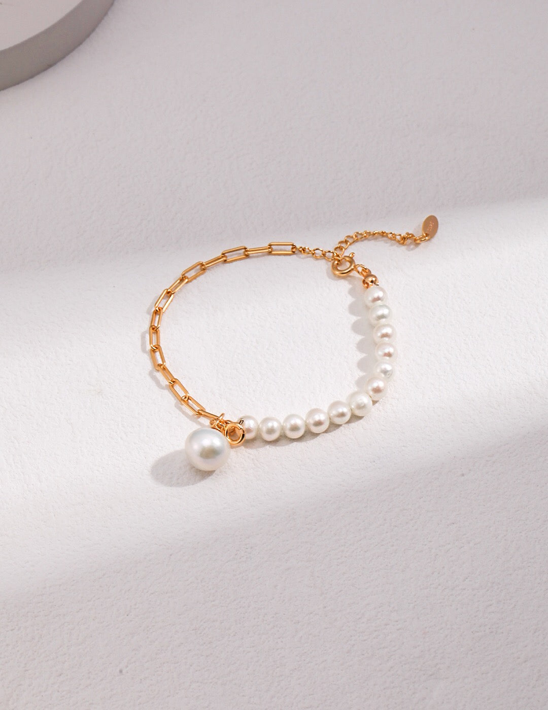 Armband mit Halbketten- und Halbperlenanhänger