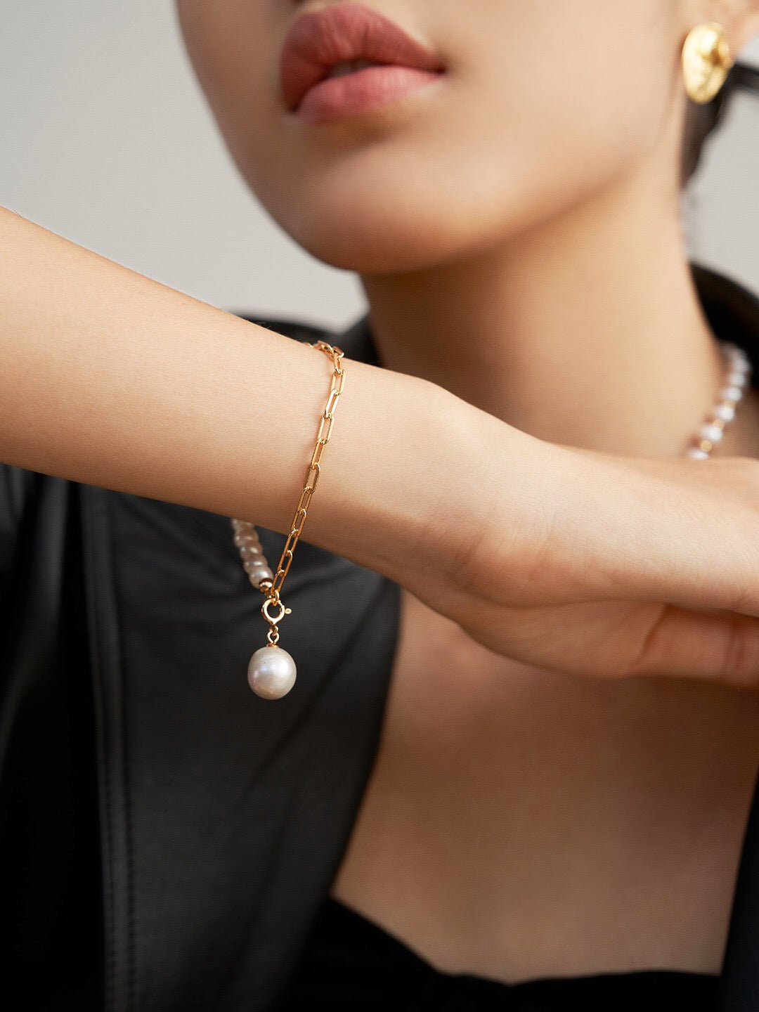Armband mit Halbketten- und Halbperlenanhänger