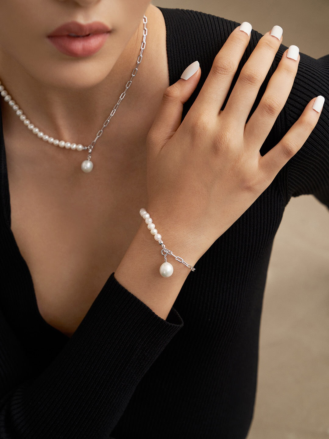 Armband mit Halbketten- und Halbperlenanhänger