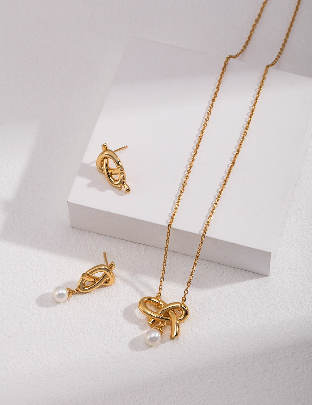 Love Bow-Anhänger mit zierlicher, schwebender Perlenkette