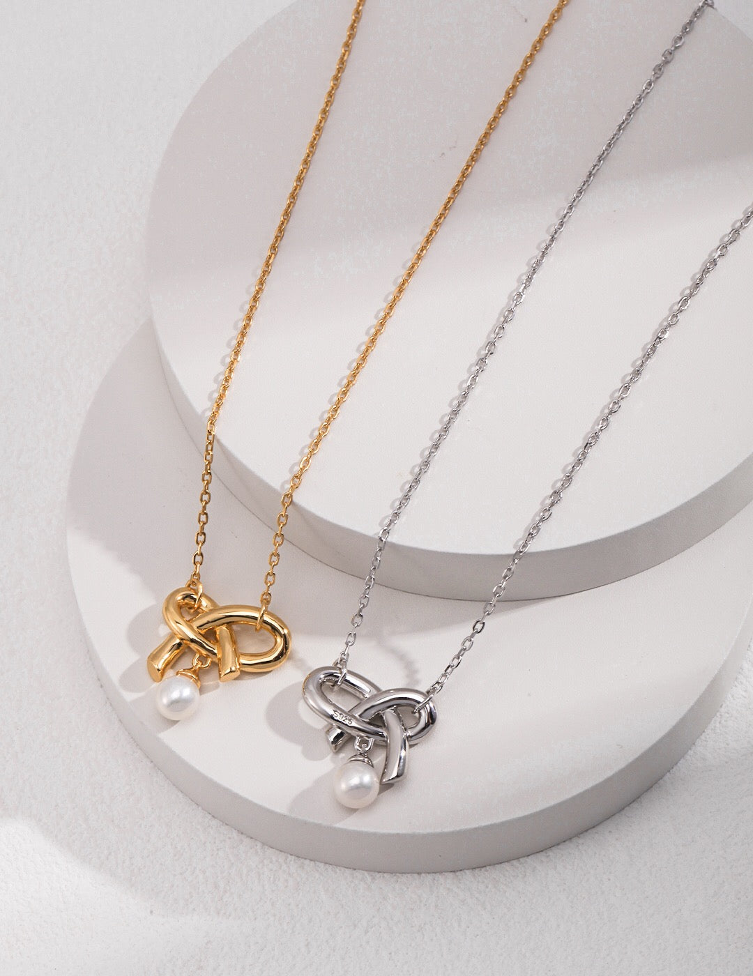 Love Bow-Anhänger mit zierlicher, schwebender Perlenkette