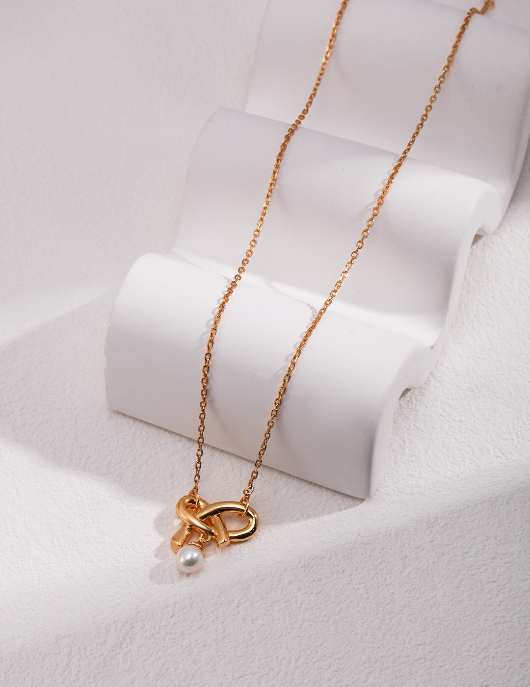 Love Bow-Anhänger mit zierlicher, schwebender Perlenkette