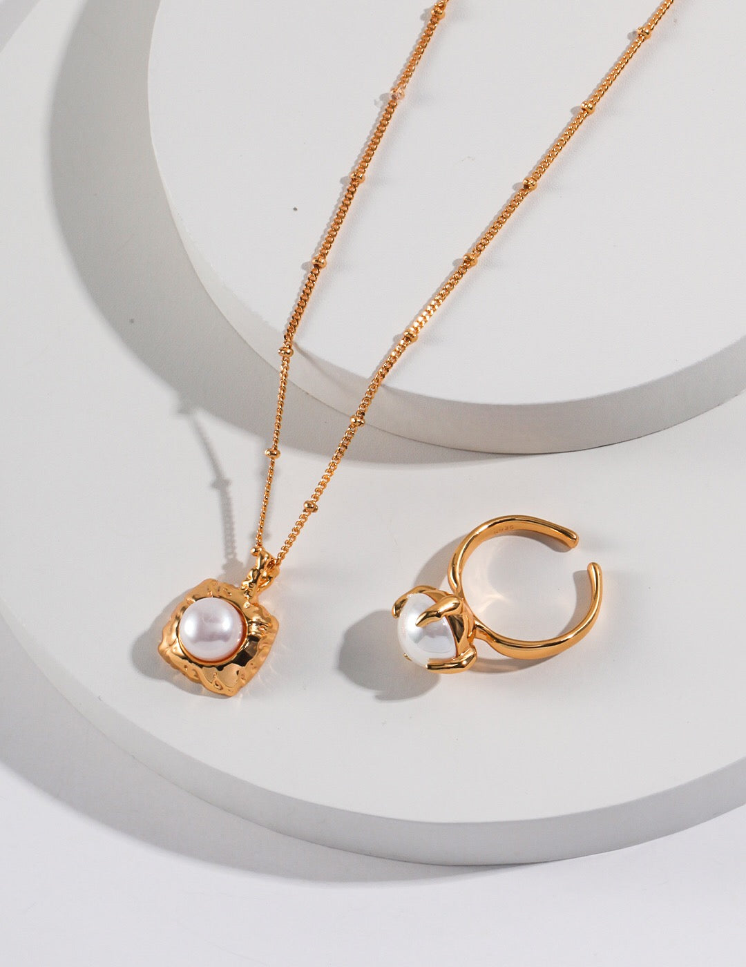 Großer Vintage Perlenanhänger mit Goldkette