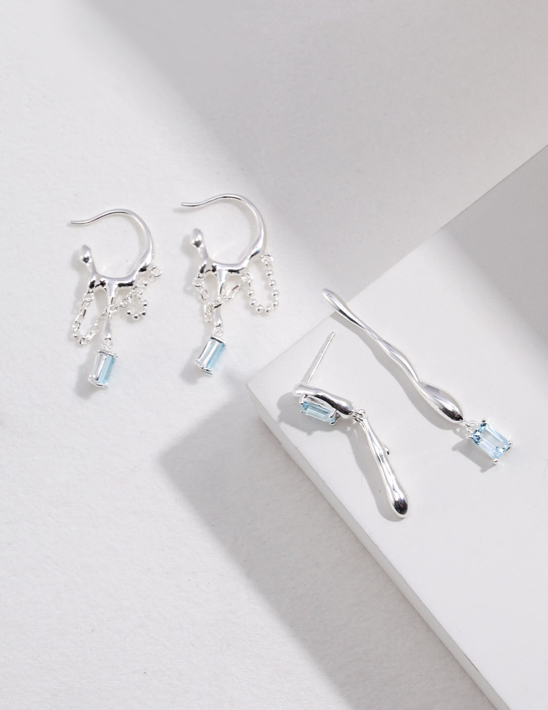 Boucles d'oreilles créoles en topaze bleue