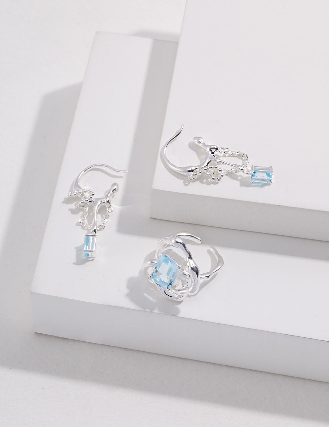 Boucles d'oreilles créoles en topaze bleue