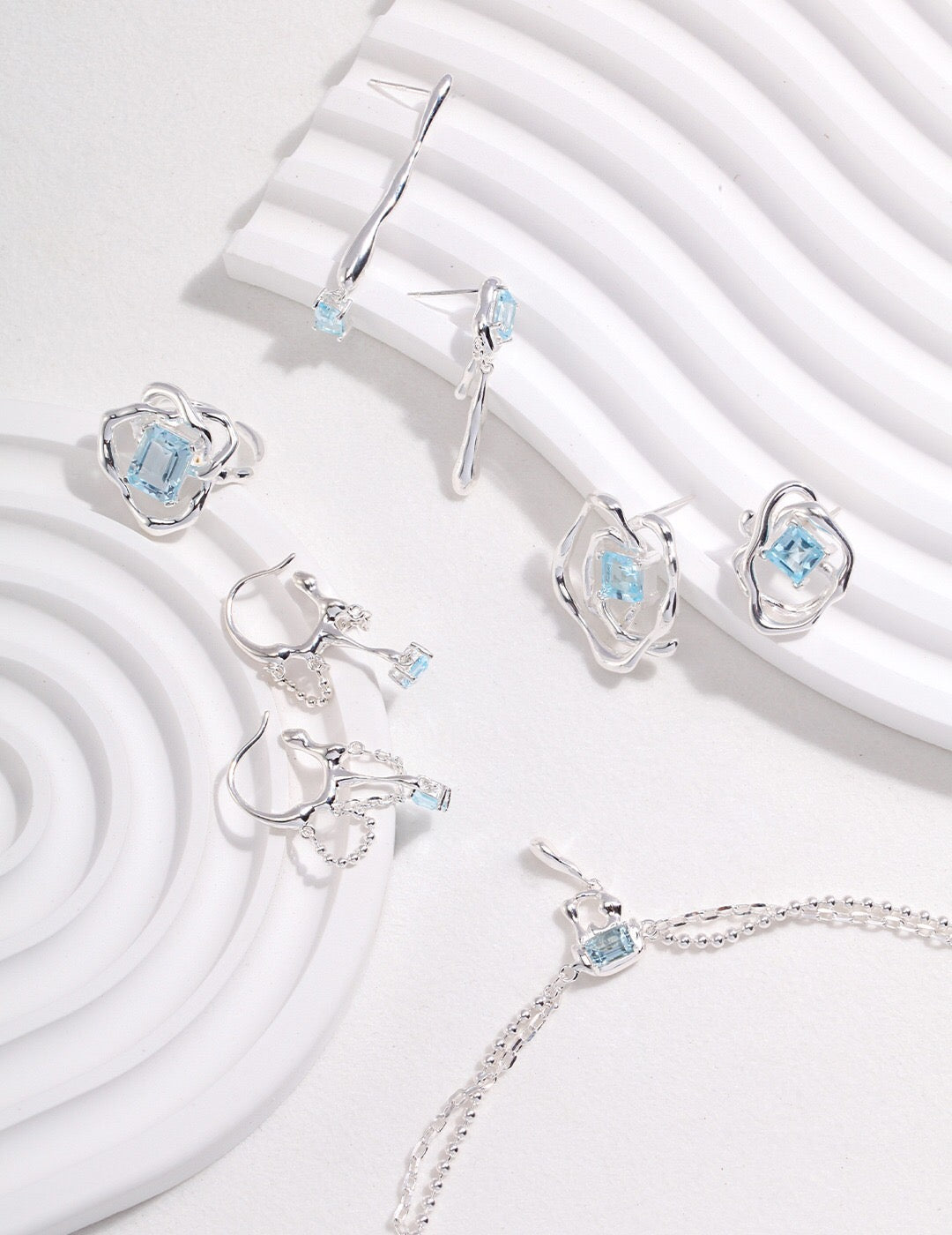 Boucles d'oreilles créoles en topaze bleue