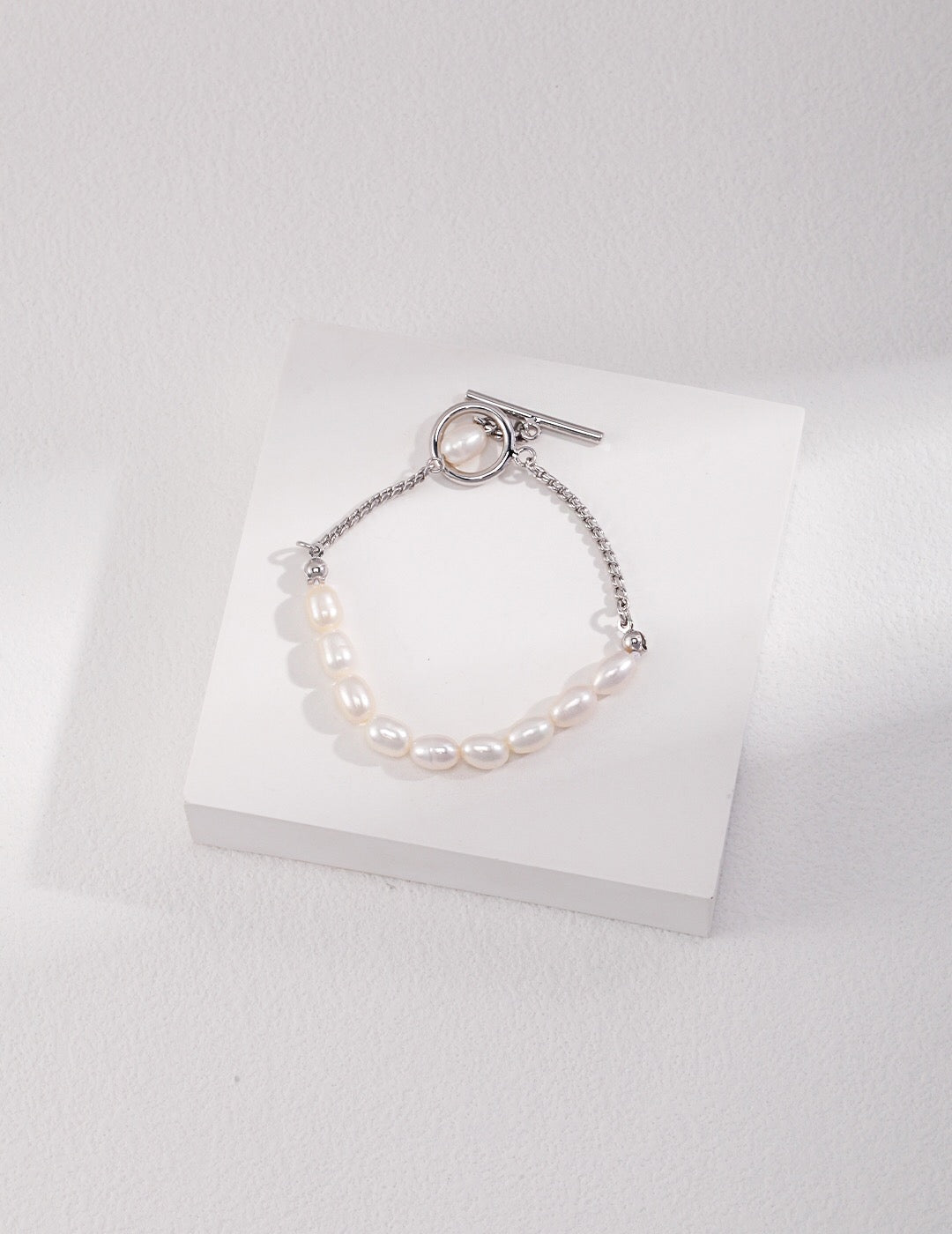 Minimalistisches Süßwasserperlenarmband