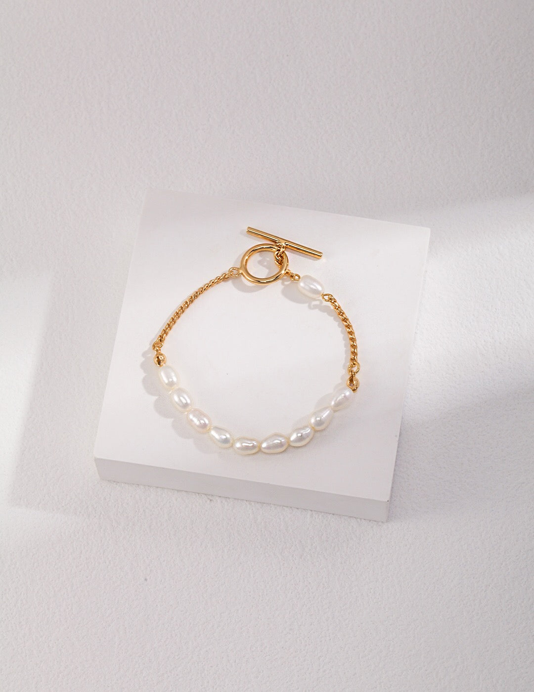 Minimalistisches Süßwasserperlenarmband