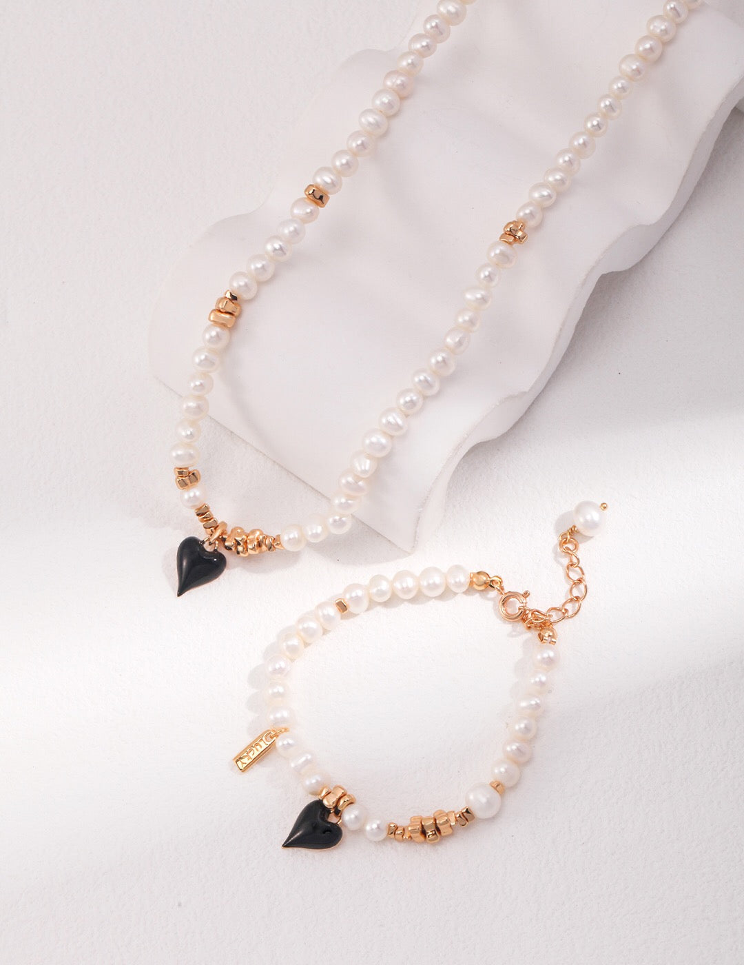Perlenarmband mit Herz-Anhänger