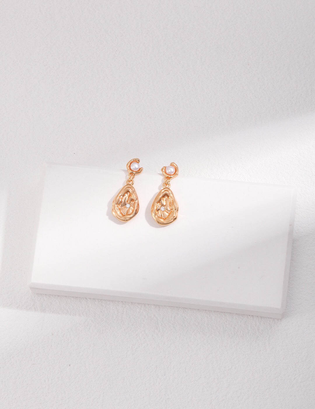 Boucles d'oreilles délicates en forme de goutte de perles en zircon