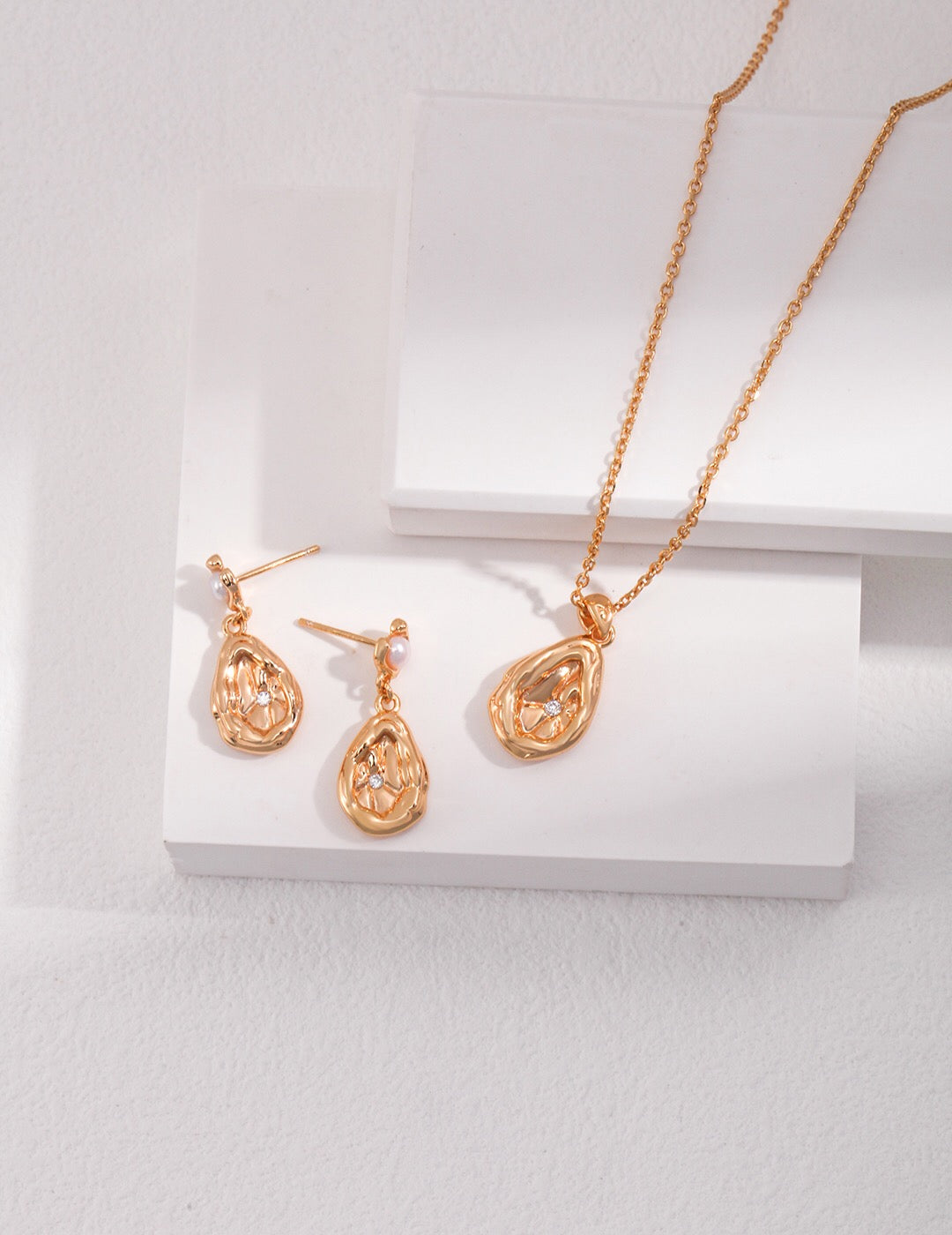 Boucles d'oreilles délicates en forme de goutte de perles en zircon