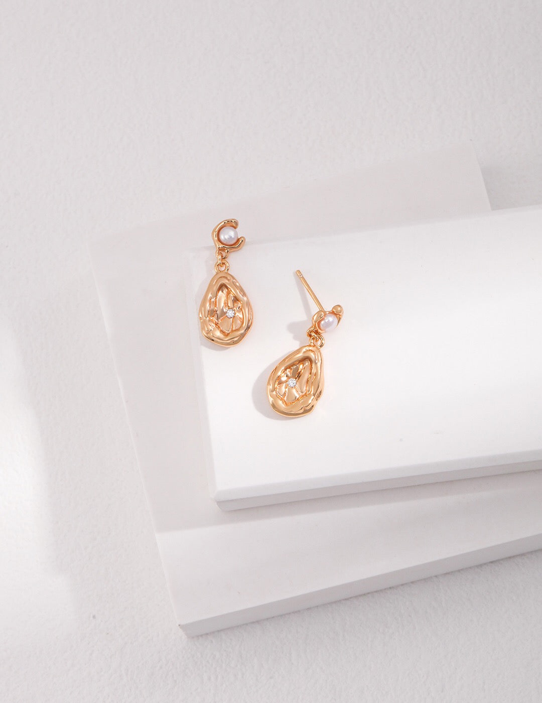 Boucles d'oreilles délicates en forme de goutte de perles en zircon