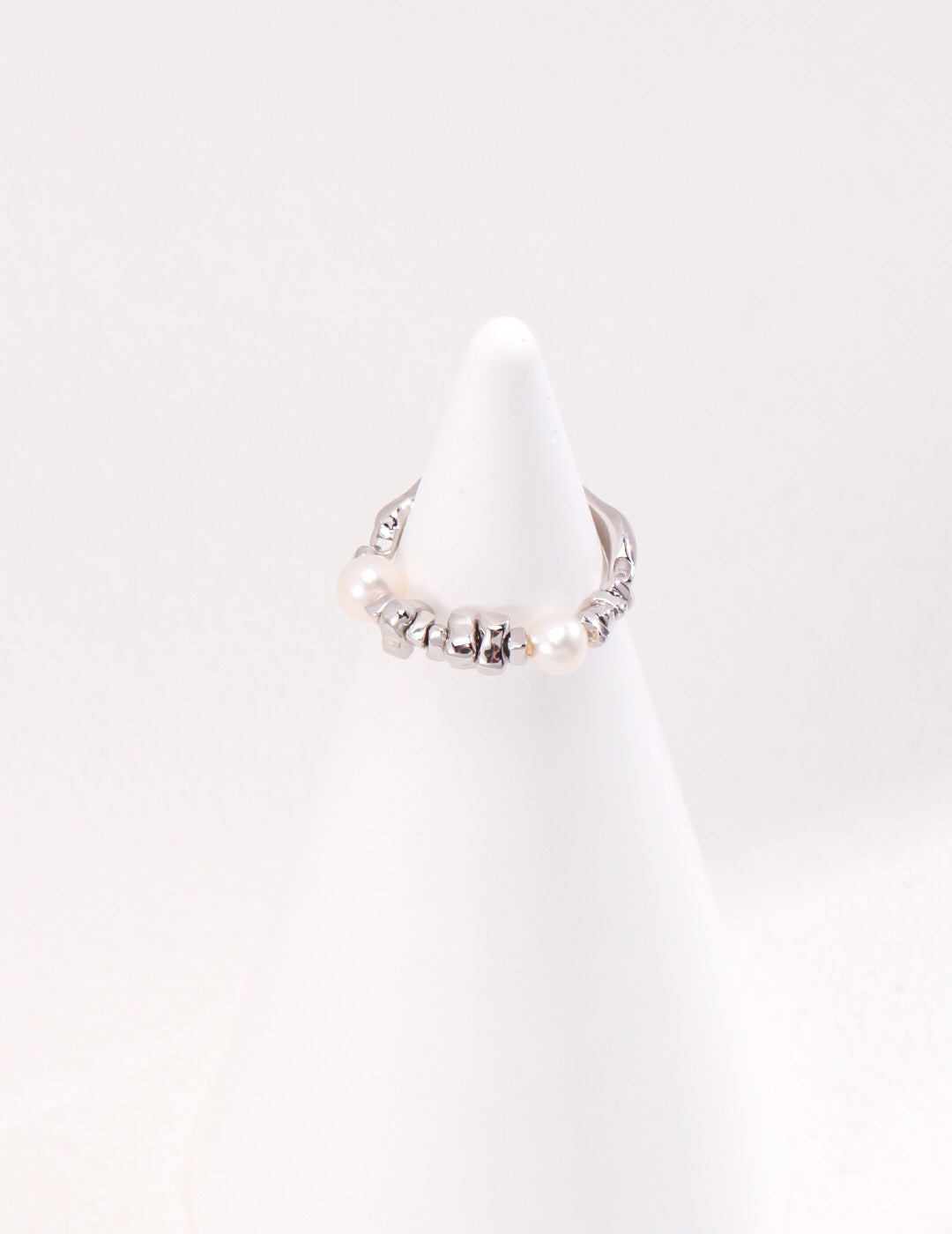 Perlenring mit gebrochenem Silber