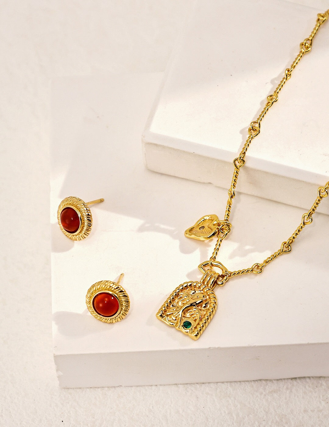 Collier en zircon style vintage Love