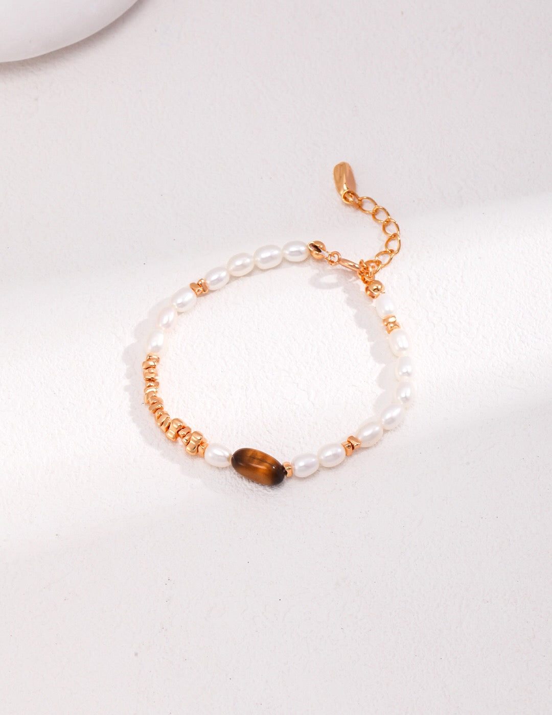 Armband mit Perlen und Tigerauge-Steinen