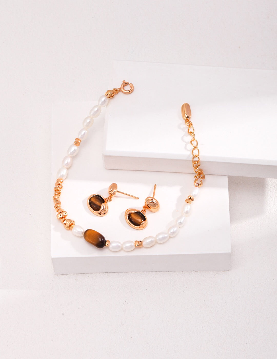 Armband mit Perlen und Tigerauge-Steinen