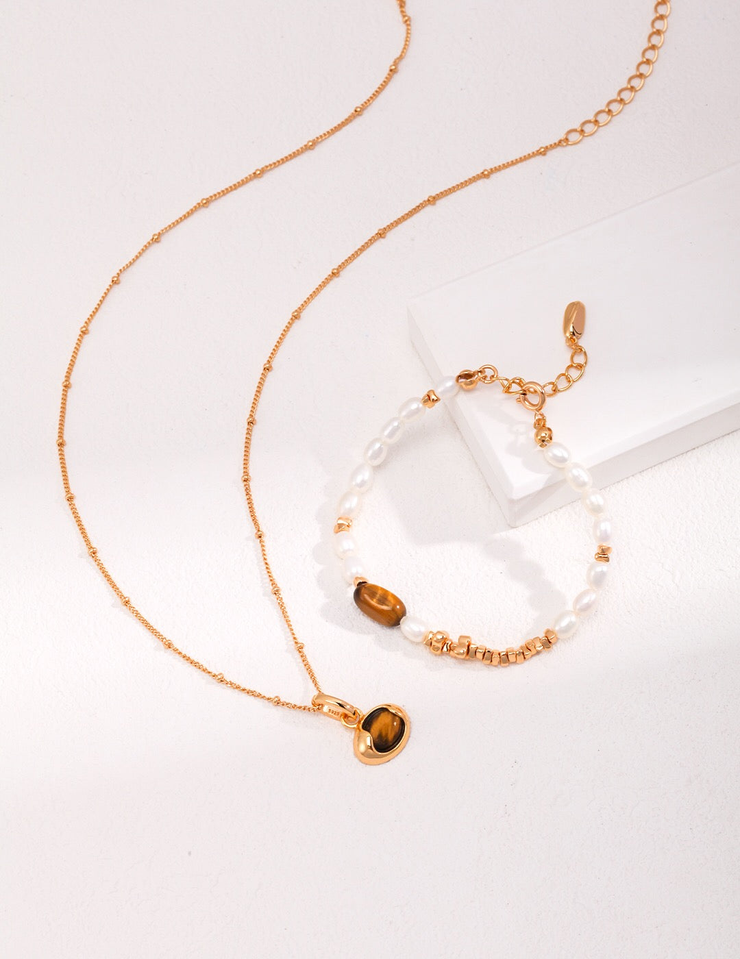 Armband mit Perlen und Tigerauge-Steinen
