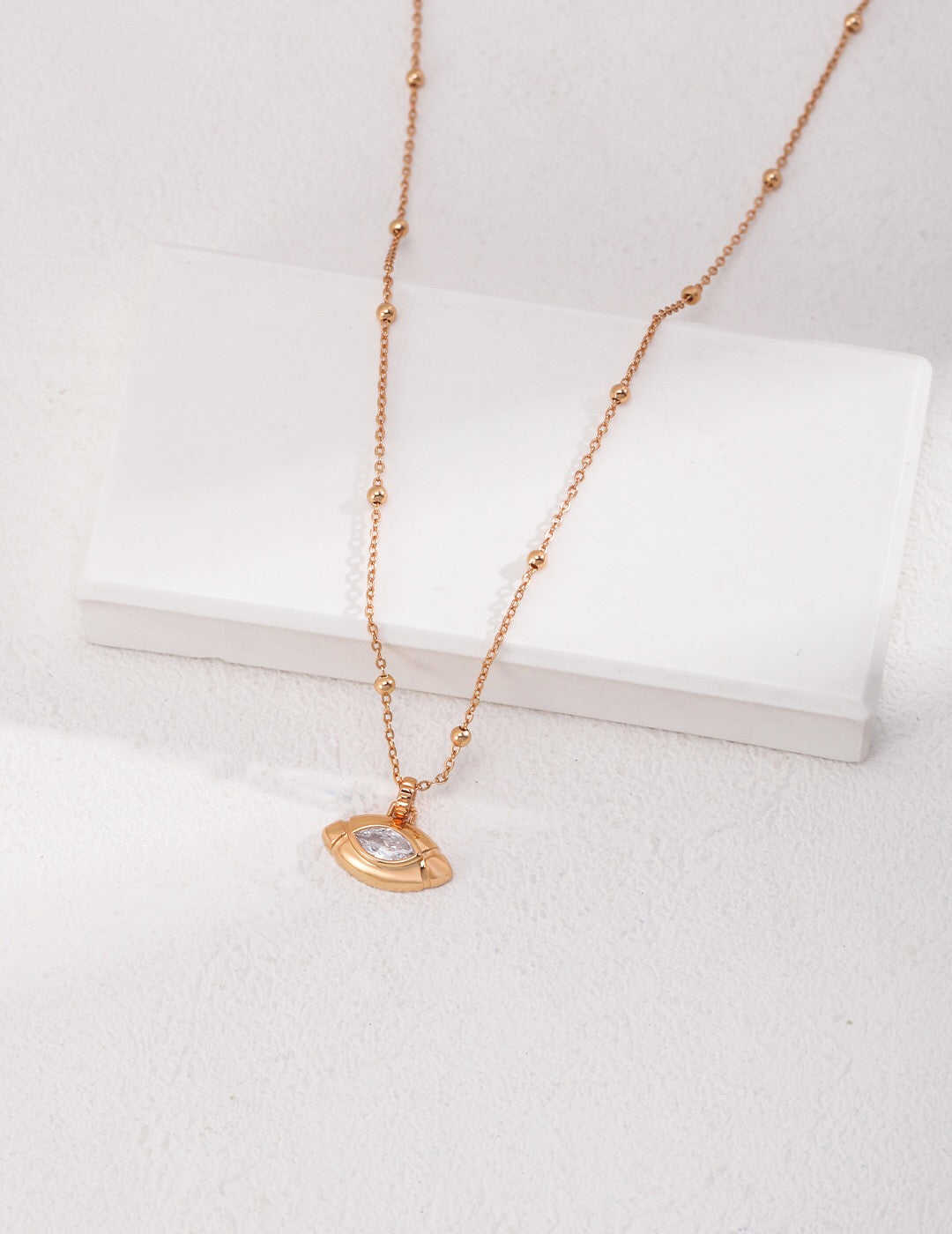 Collier en zircon aux yeux ovales