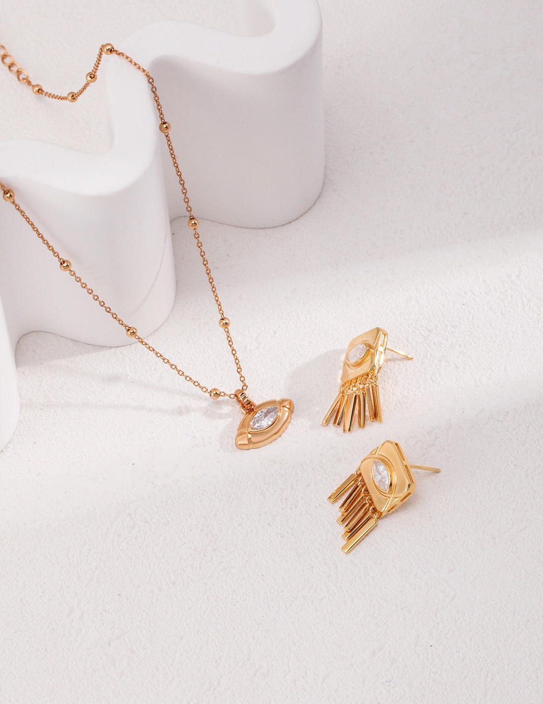 Collier en zircon aux yeux ovales