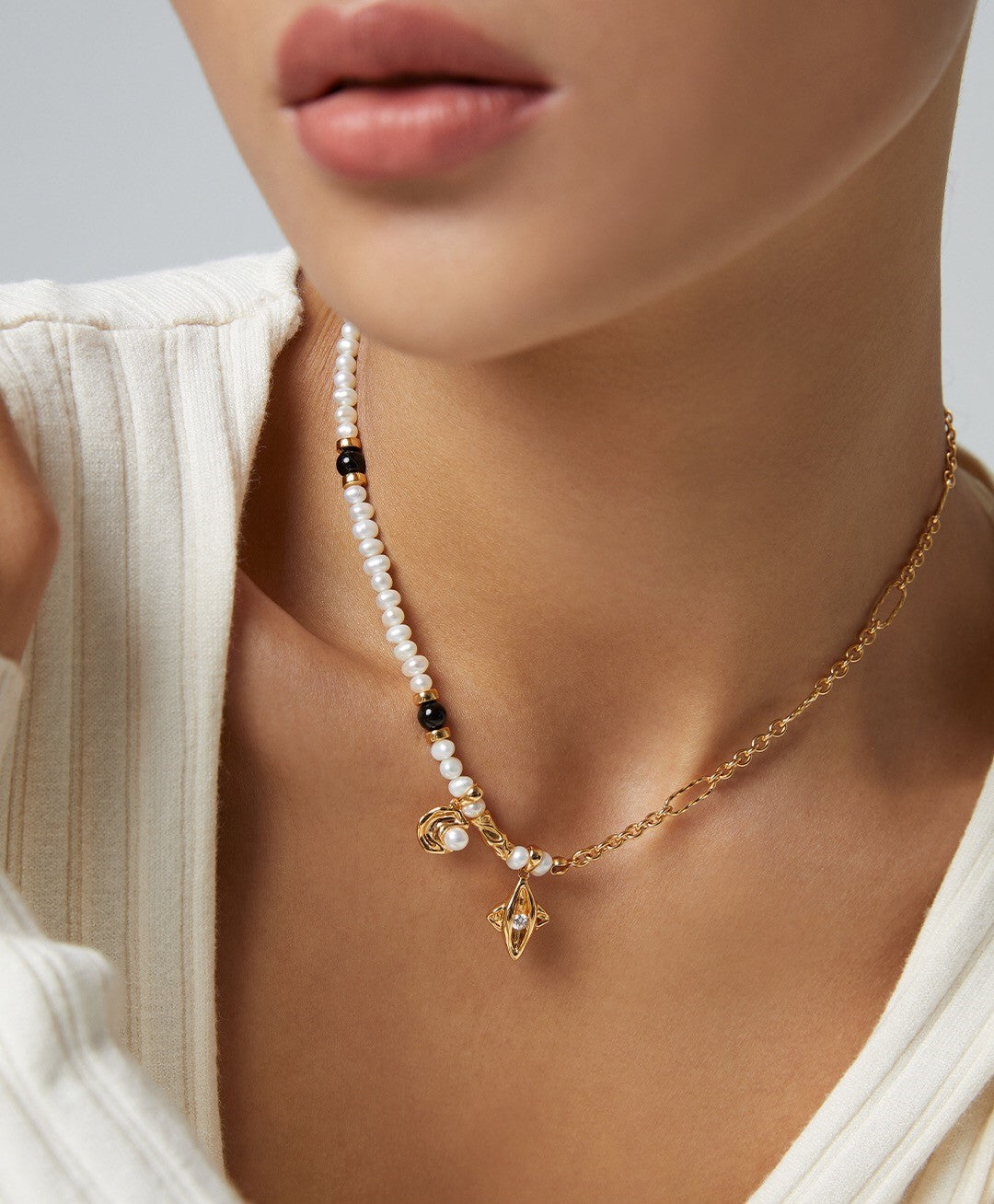 Collier de perles en agate noire et zircone à motif étoile et lune