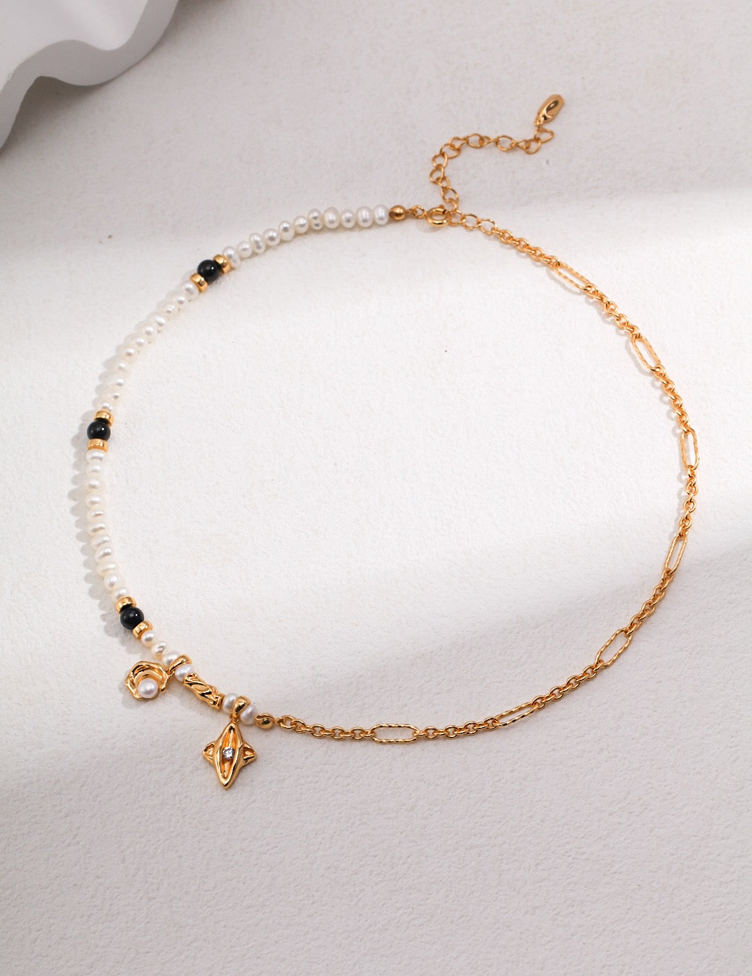 Collier de perles en agate noire et zircone à motif étoile et lune