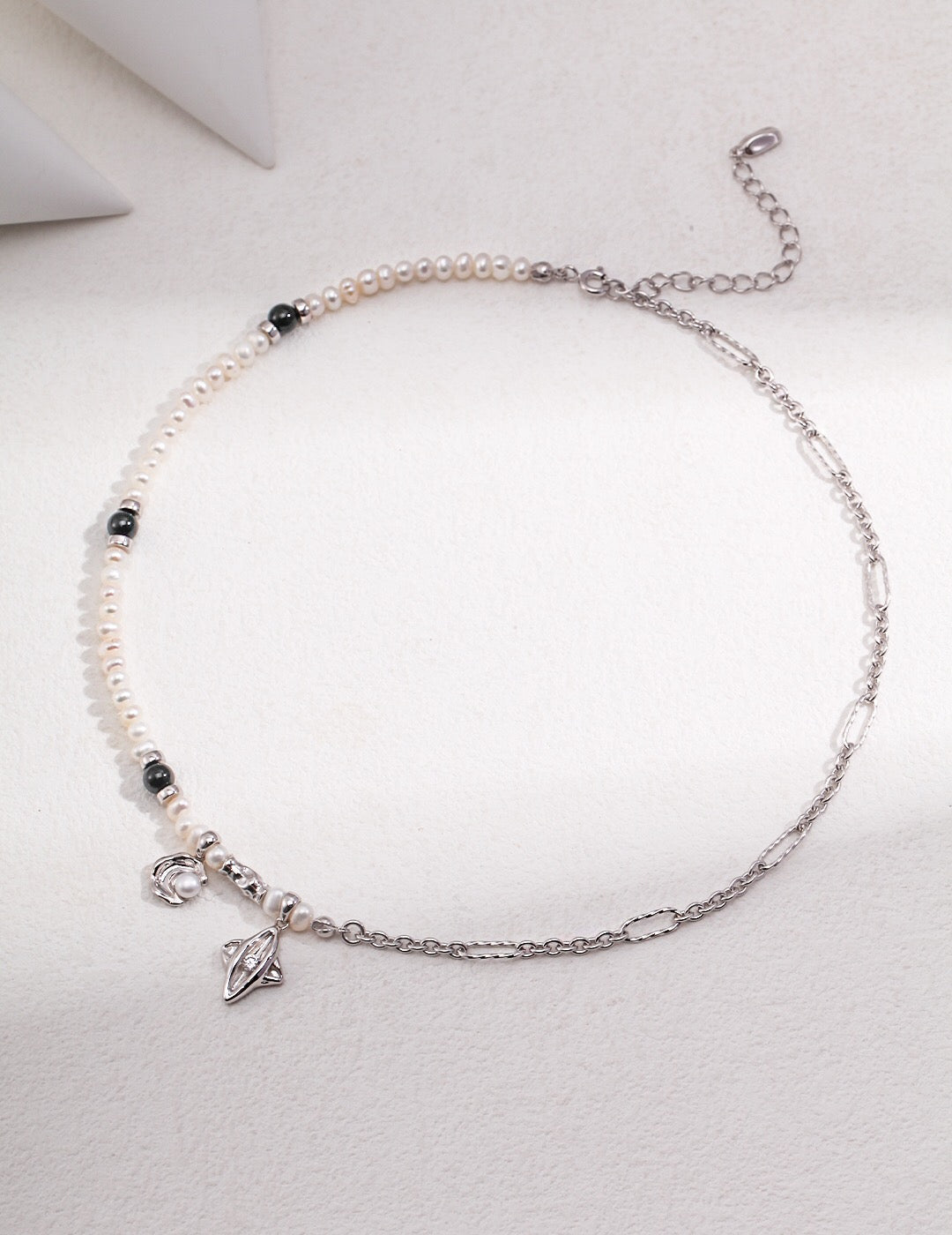 Collier de perles en agate noire et zircone à motif étoile et lune
