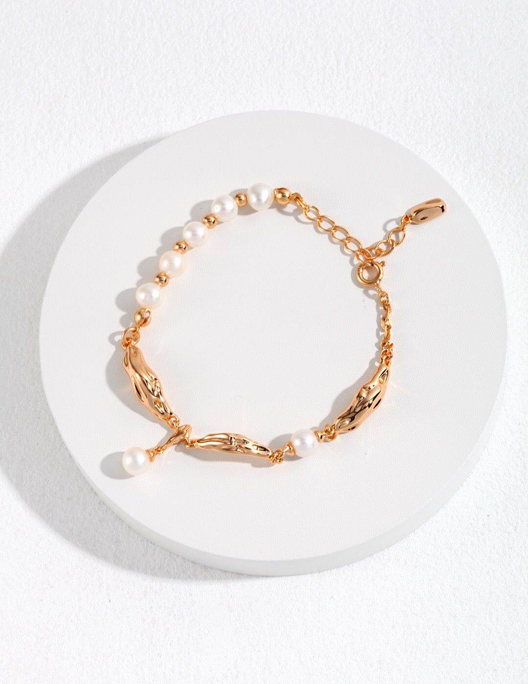 Perlenarmband im Naturperlen-Seidenschal-Design