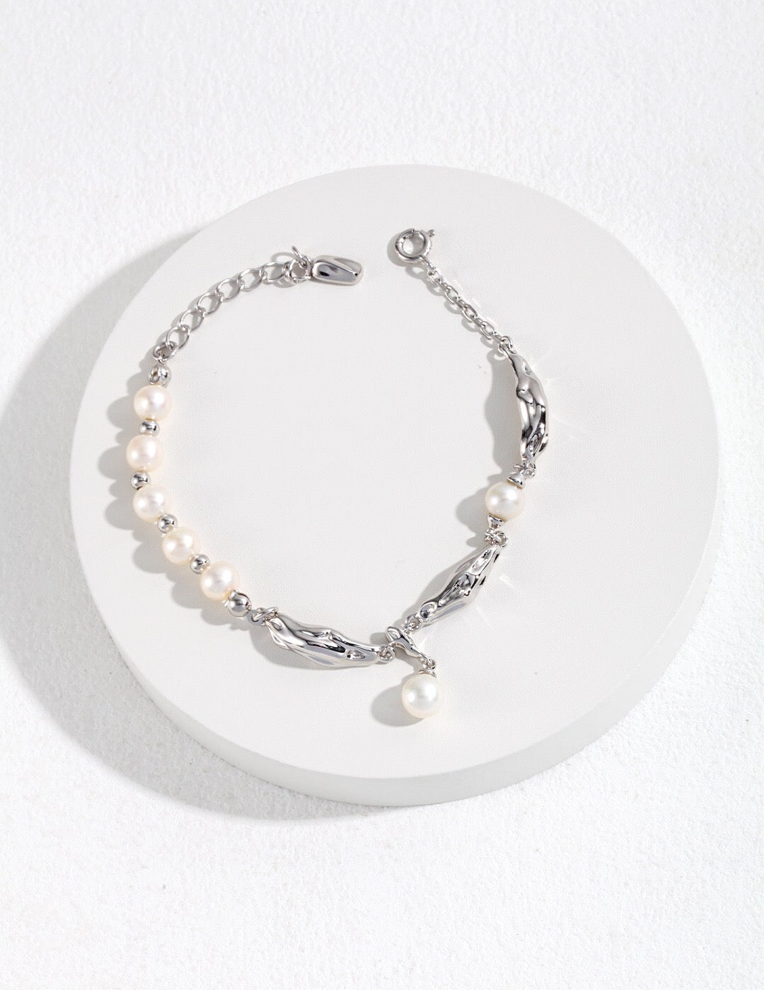 Perlenarmband im Naturperlen-Seidenschal-Design