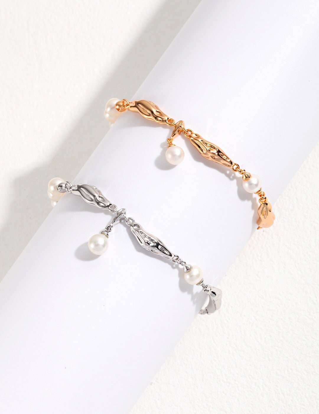 Perlenarmband im Naturperlen-Seidenschal-Design