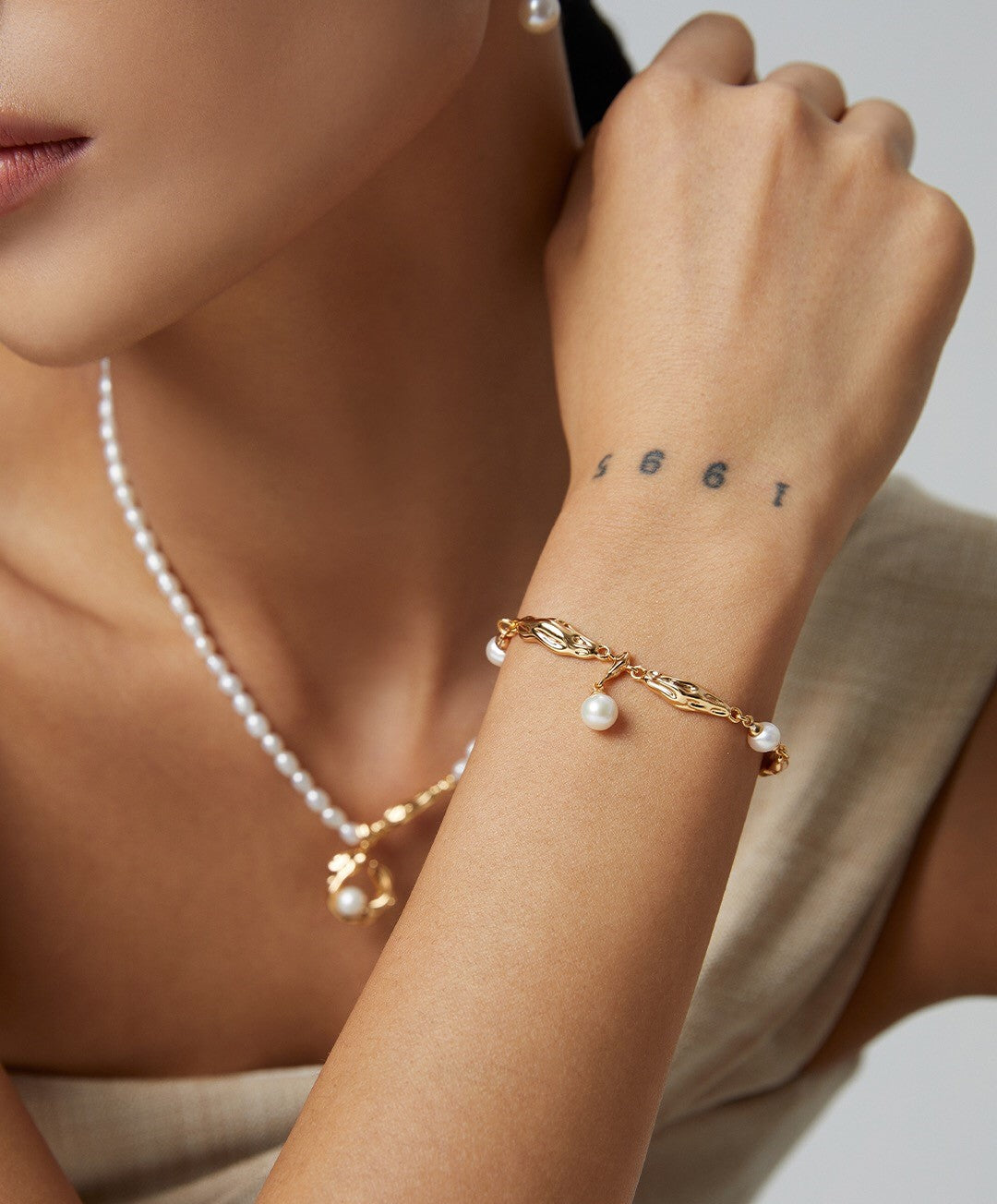 Perlenarmband im Naturperlen-Seidenschal-Design