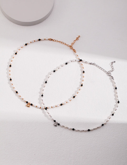 Collier avec pendentif en perles d'onyx noires espacées