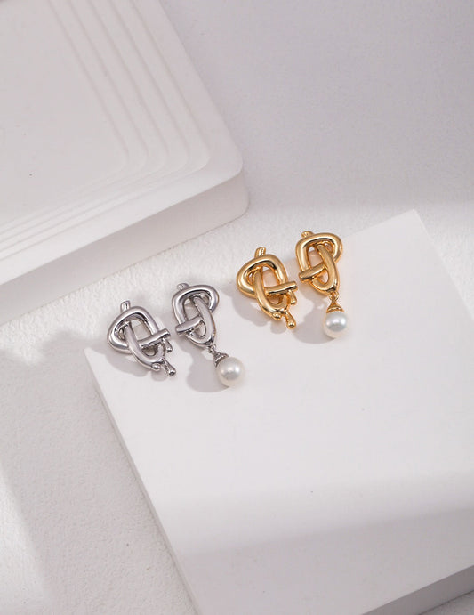 Boucles d'oreilles asymétriques en perles avec nœud en forme de cœur