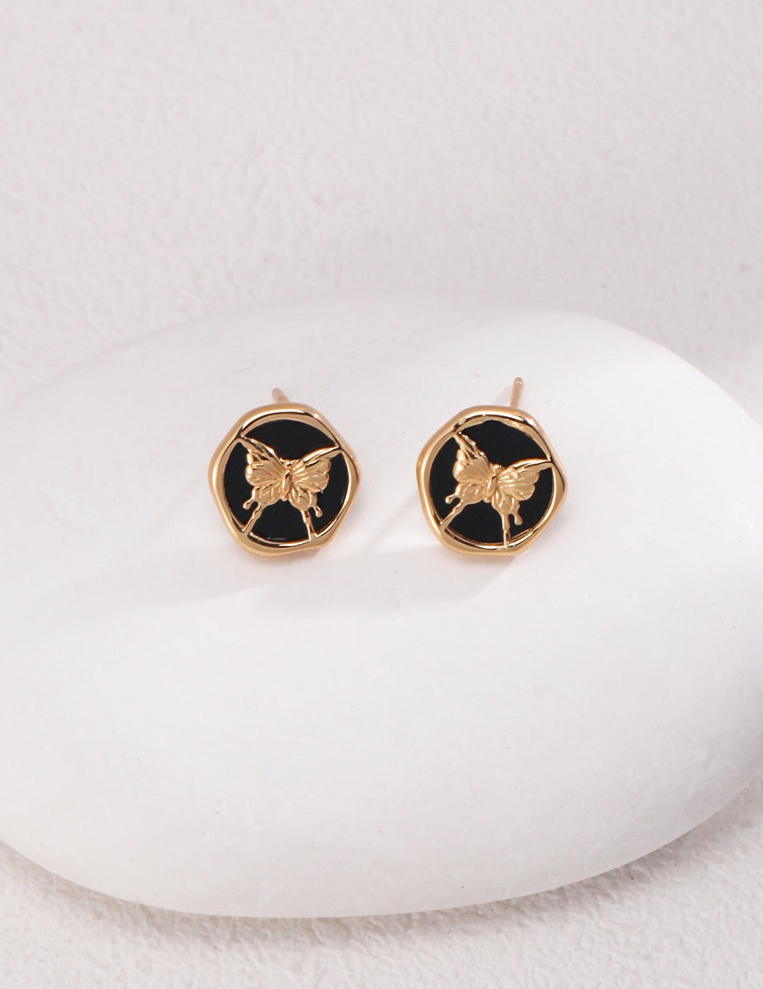 Ohrstecker aus schwarzem Onyx mit Schmetterlings-Print