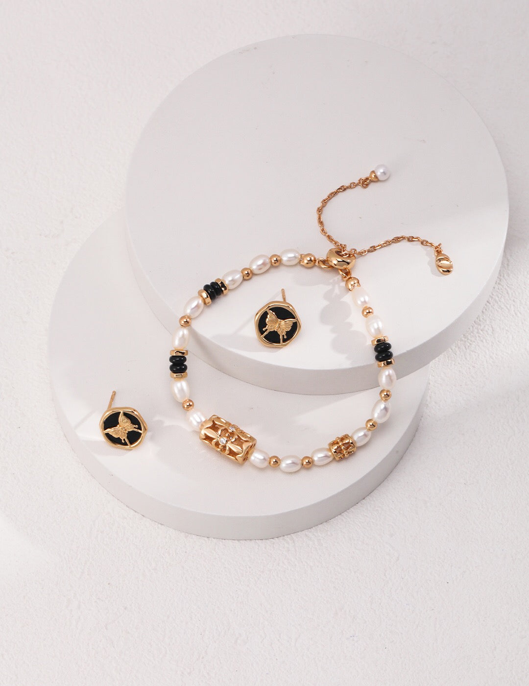Ohrstecker aus schwarzem Onyx mit Schmetterlings-Print