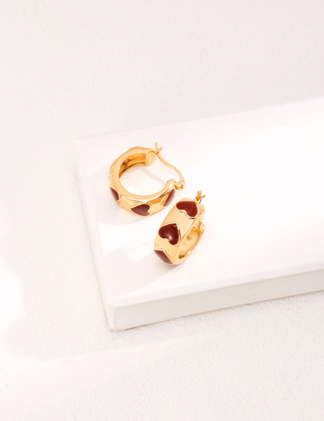 Ohrringe mit roter Herzglasur und Vermeil-Gold