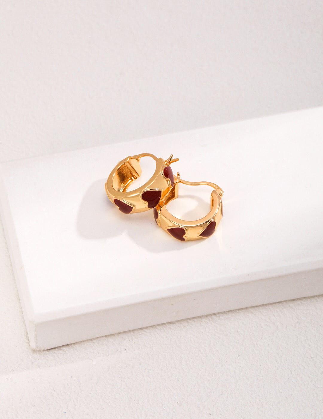 Ohrringe mit roter Herzglasur und Vermeil-Gold