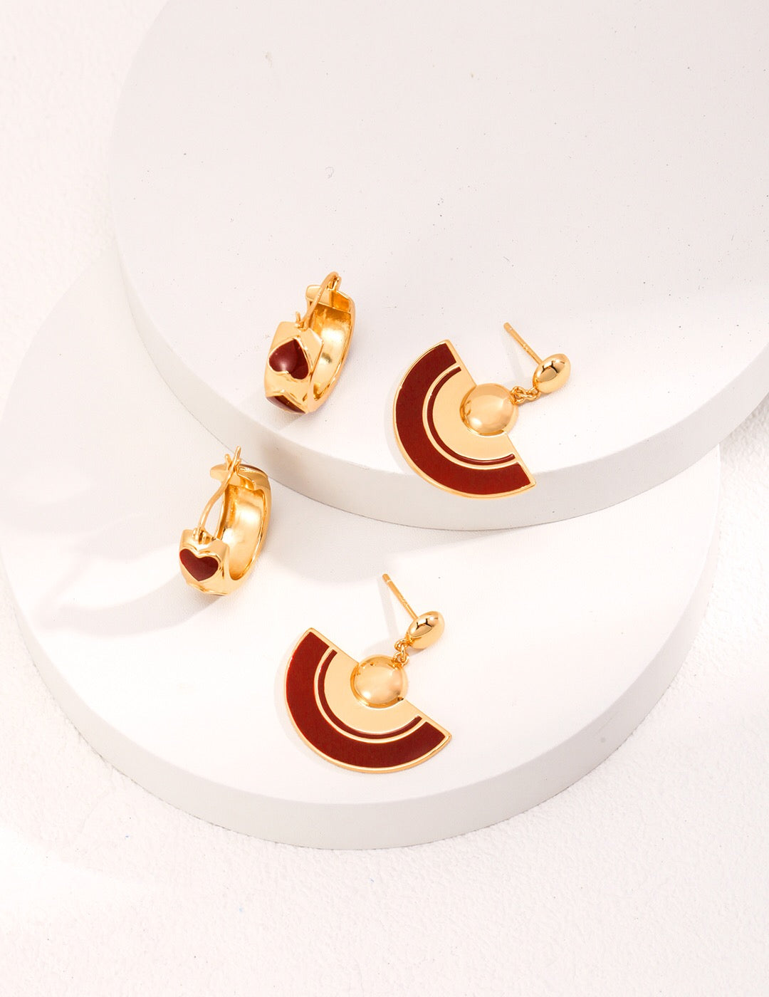 Ohrringe mit roter Herzglasur und Vermeil-Gold