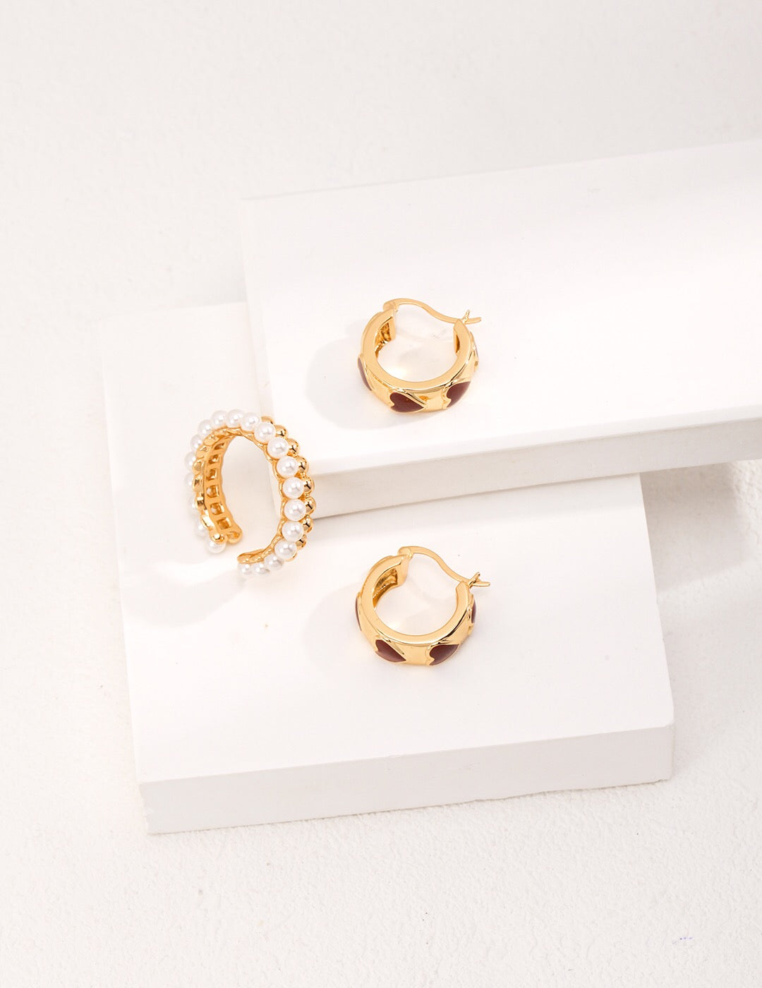 Ohrringe mit roter Herzglasur und Vermeil-Gold